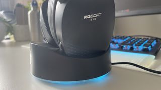Roccat Syn Max Air in charging dock