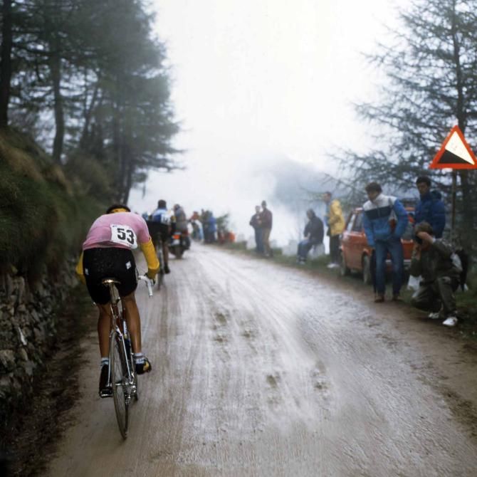 Franco Chioccioli suffers on the muddy road of the Passo Gavia