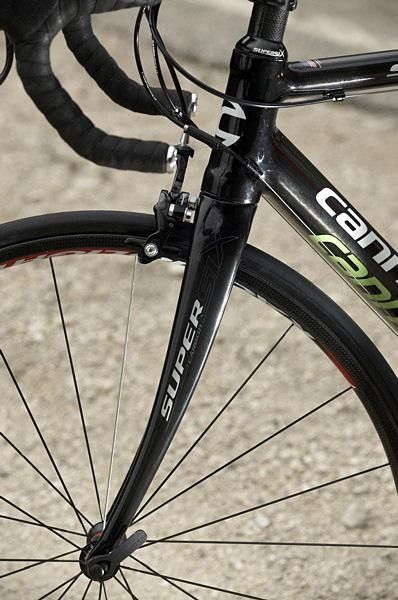 The new SuperSix fork features a tapered steerer tube and has been modified to make it more comfortable yet laterally and torsionally stiff.