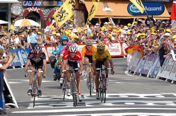Michael Boogerd (Rabobank) wins the sprint for fifth place, 7'08 behind Landis