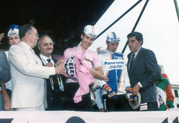 7-Eleven's Andy Hampsten dons the final leader's jersey at the 1988 Giro d'Italia.