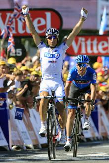 Former French champion Pierrick Fédrigo (FDJ-BigMat) adds a fourth Tour de France stage win to his palmares.