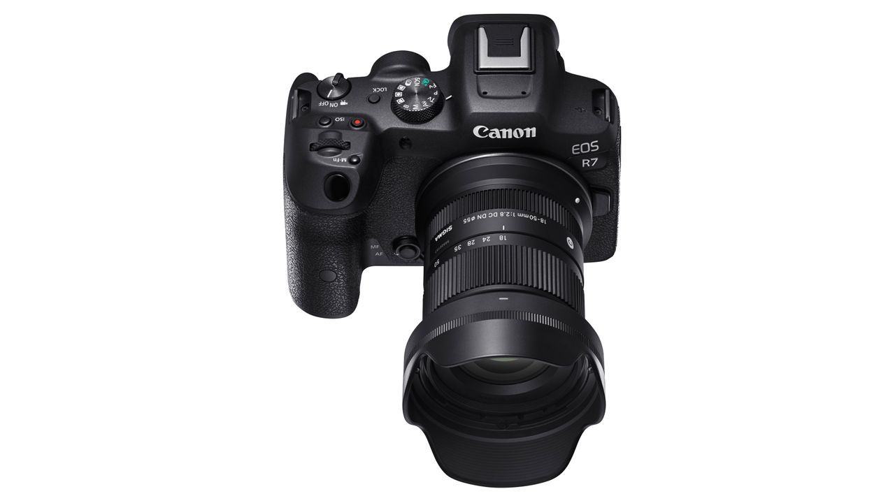 The Sigma 18-50mm f/2.8 DC DN | C Canon RF lens against a white background