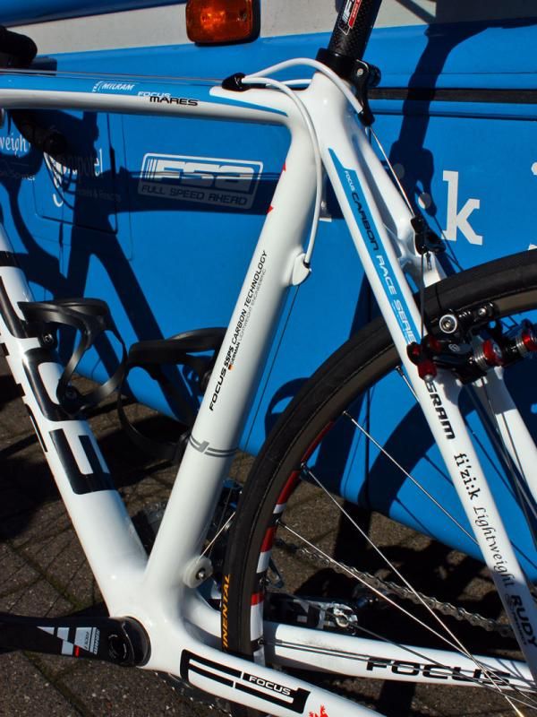 The top tube routed cables help protect them from mud but require a pulley on the seat tube to operate the front derailleur.