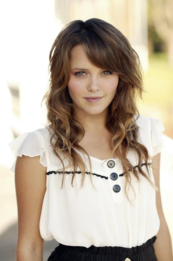 Rebecca Breeds says bye-bye to Summer Bay