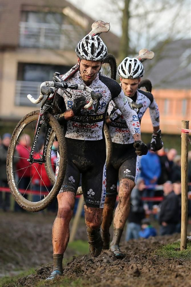 Niels Albert runs with his bike