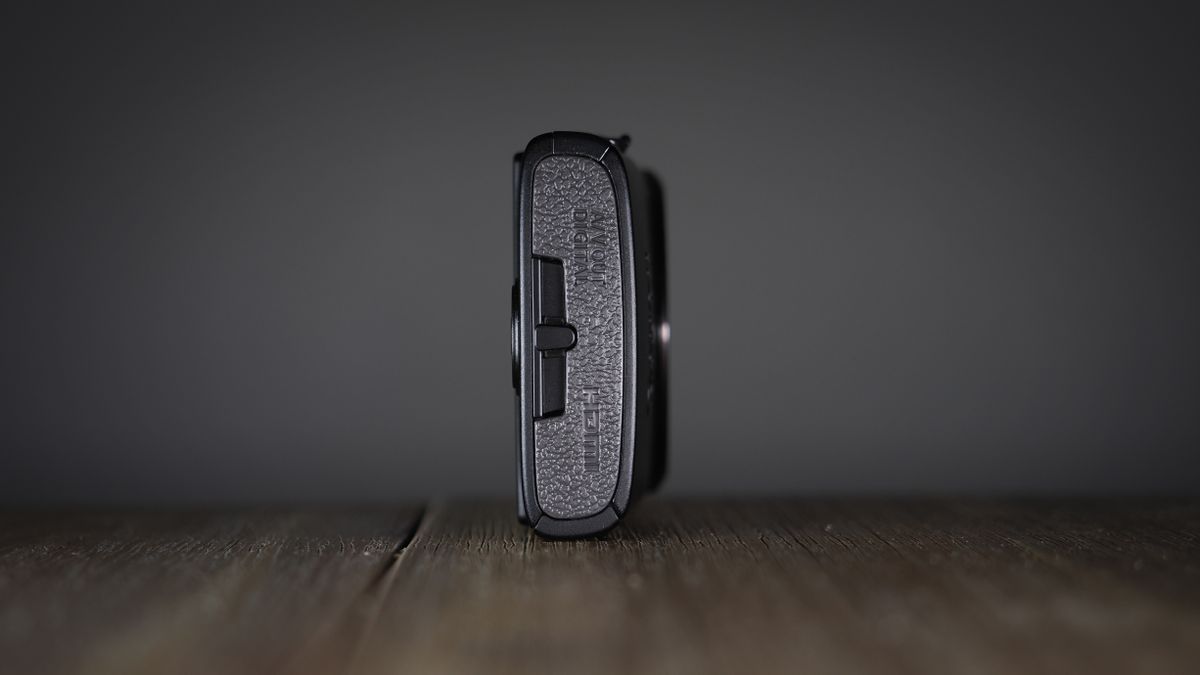 Canon Ixus 285 HS A on a wooden surface against a dark background