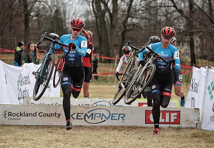 Teammates Ruby West and Courtenay Macfadden (Pivot-Maxxis p/b Stans No Tubes) lead the race for the first lap