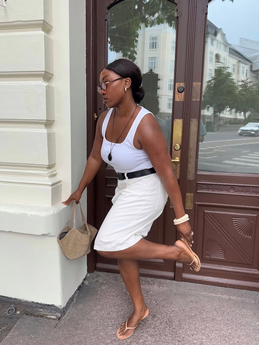 Nnenna in einer Halskette mit Anhänger