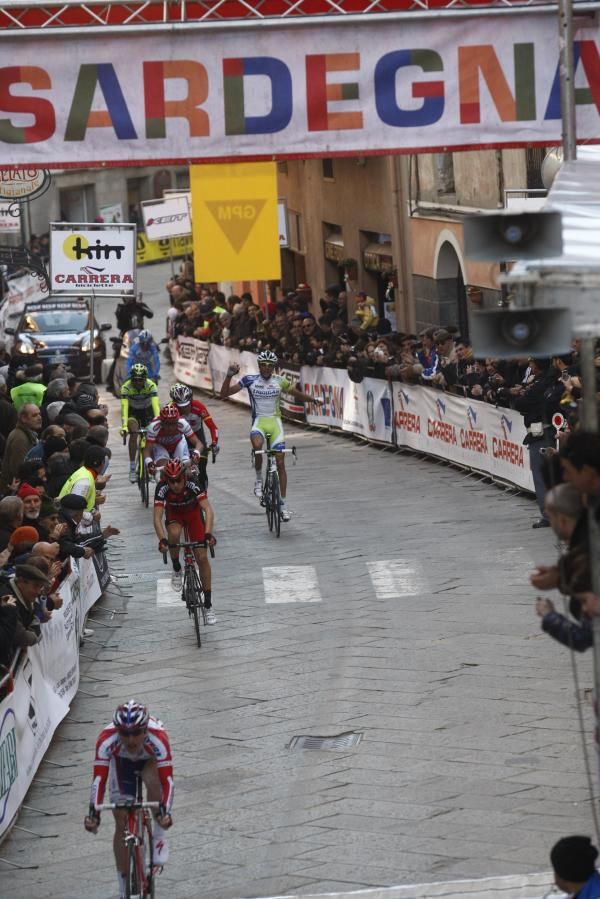 Peter Sagan (Liquigas-Cannondale) takes the win.