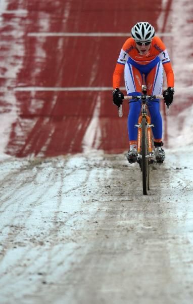 Marianne Vos rides down the flyover at the 2010 world championships