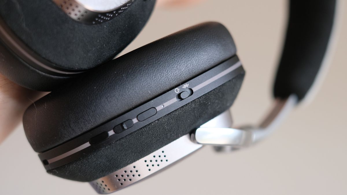Photograph of Noble FoKus Artemis over-ear wireless headphone