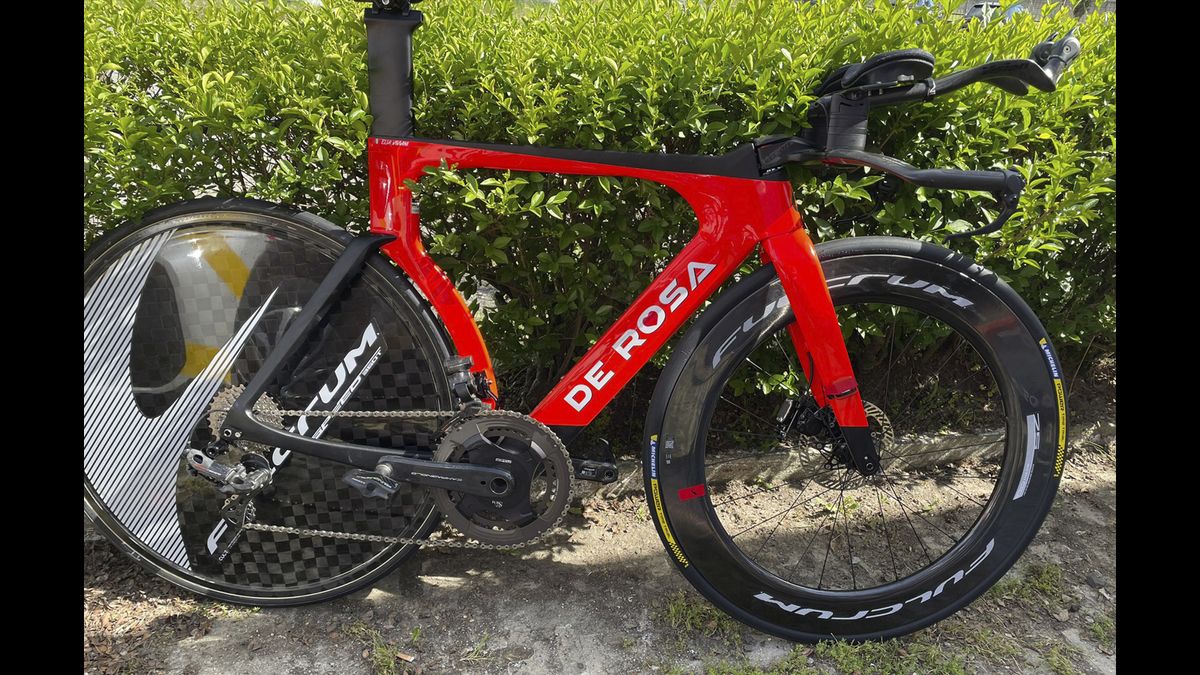 Elia Viviani with all-new De Rosa TT bike