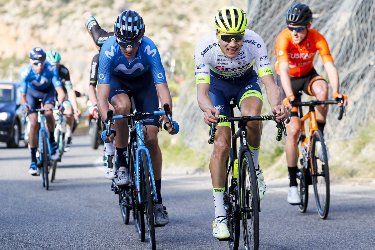 The lead group begins to fragment