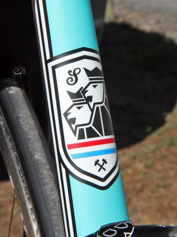 The crest on the seat tube incorporates Trek's modern take on the traditional lions of Luxembourg while the hammers are supposed to signify the Schleck brothers' "tenacious work ethic".