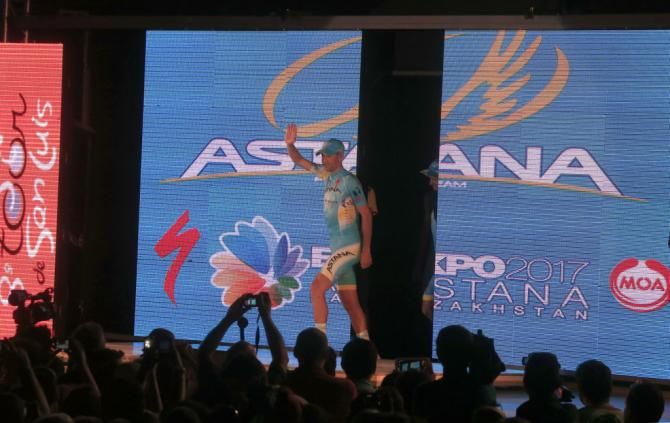 Nibali waves to the large crowd