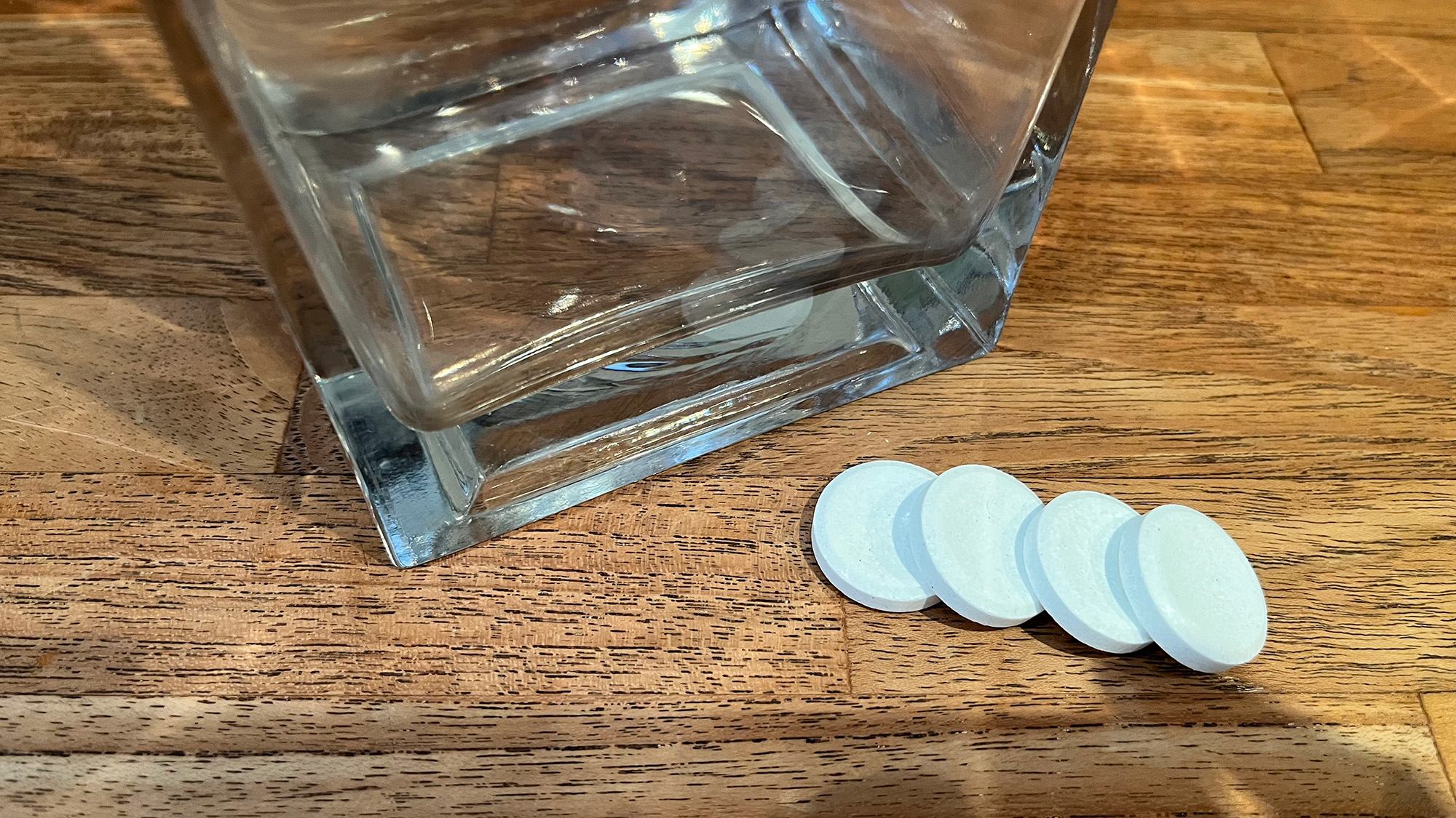 Denture tablets with glass vase