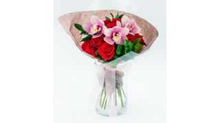 A Floom flower bouquet of red roses and pink flowers, for the best flower delivery services.