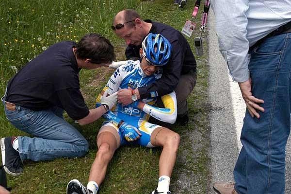 John Gadret (AG2R) crashed and had to abandon the race