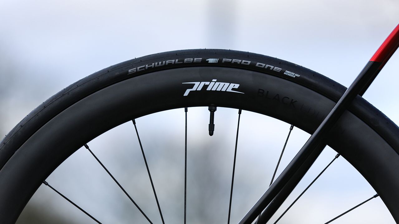 Prime BlackEdition carbon wheels are paired with Schwalbe tubeless tyres