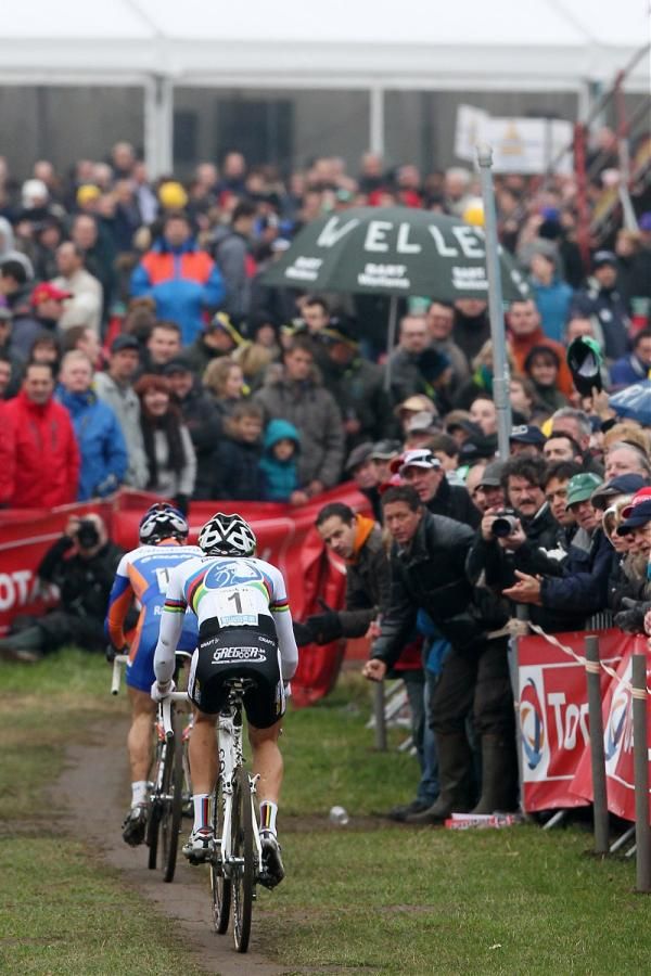 Lars van der Haar leads Niels Albert in pursuit of Nys