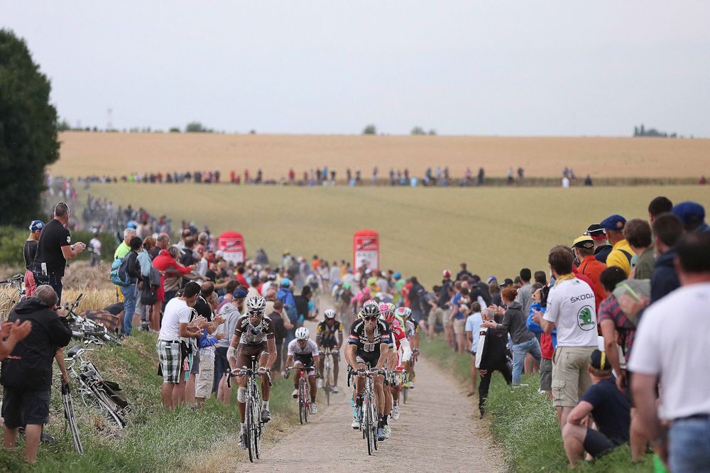 The peloton tackles the cobbles.