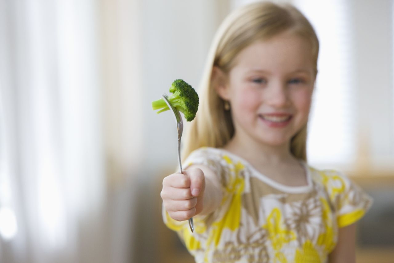 children eating vegetables