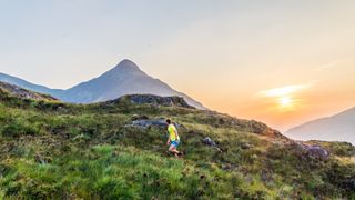 在列文湖Trailrunner在苏格兰高地