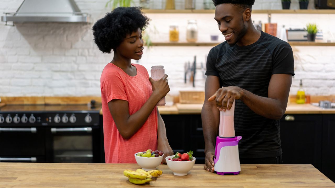  Frau und Mann trinken einen Shake aus dem besten Proteinpulver zur Gewichtsreduktion
