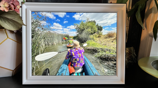 Pix-Star Lux 17-inch showing man kayaking