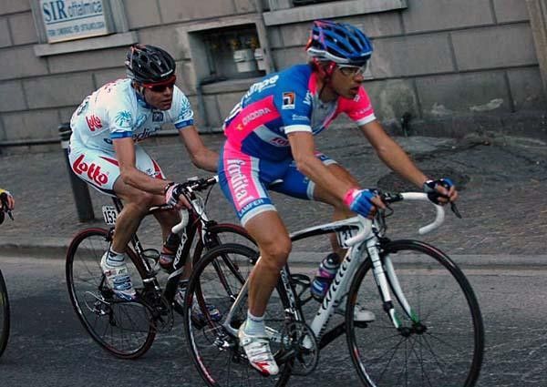 Italian Damiano Cunego (Lampre-Fondital) overtakes Cadel Evans (Predictor-Lotto).