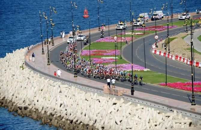The peloton heads for Matra Corniche.