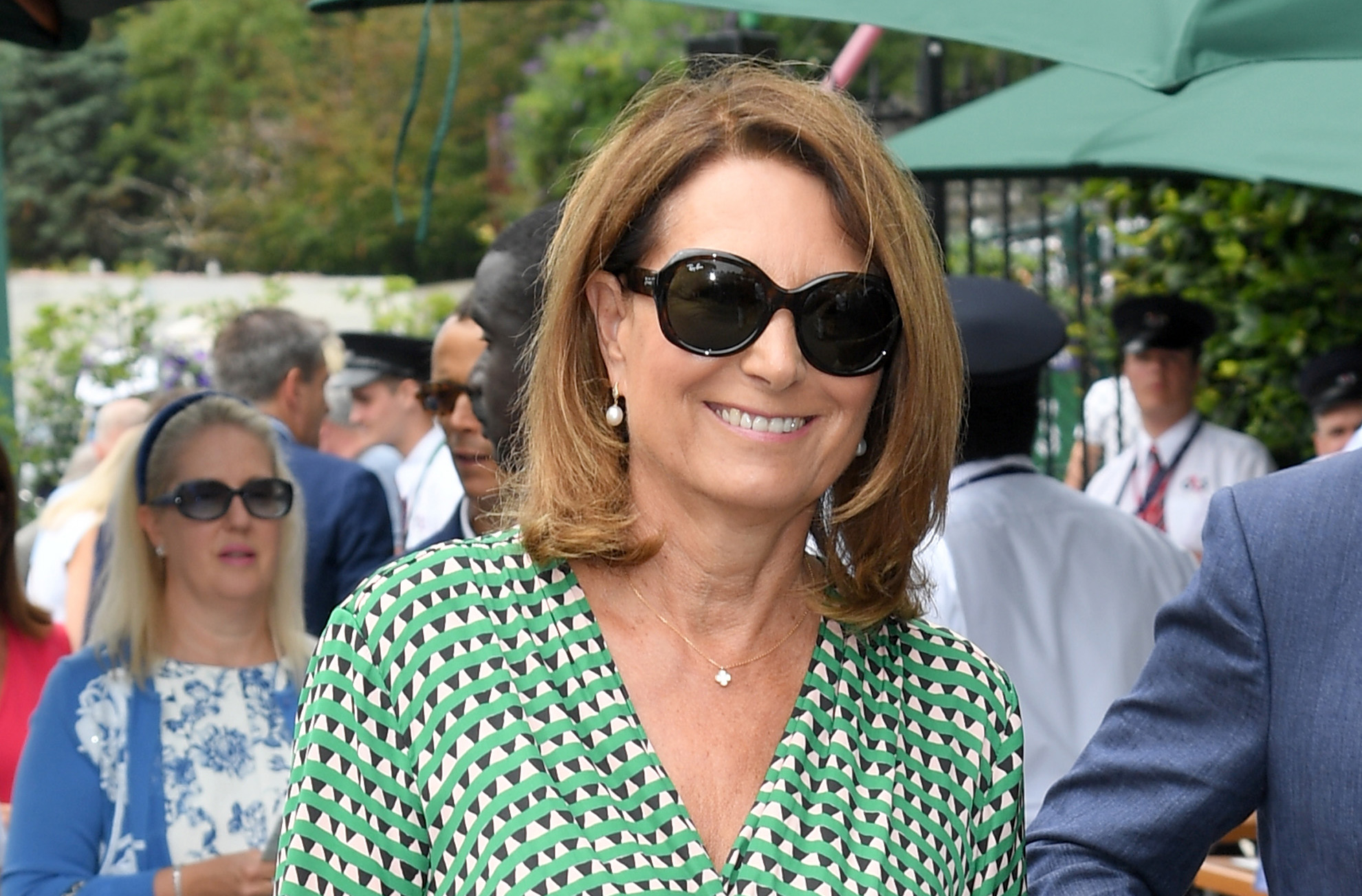 Carole Middleton shares hilarious video of Star Wars lightsaber fight ...