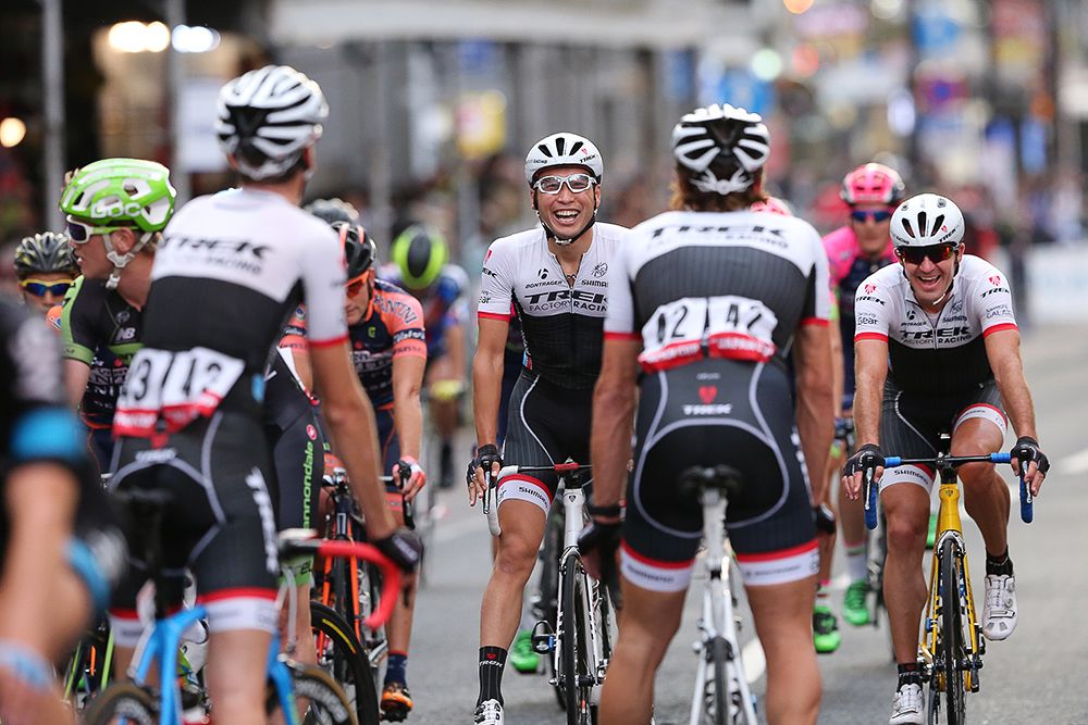 Beppu greets his teammates after his win