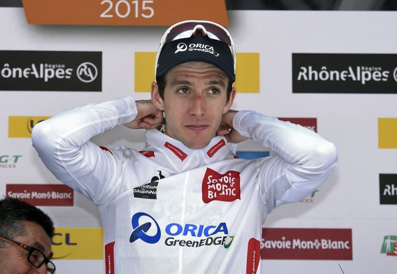 Simon Yates adjusts his best young rider jersey