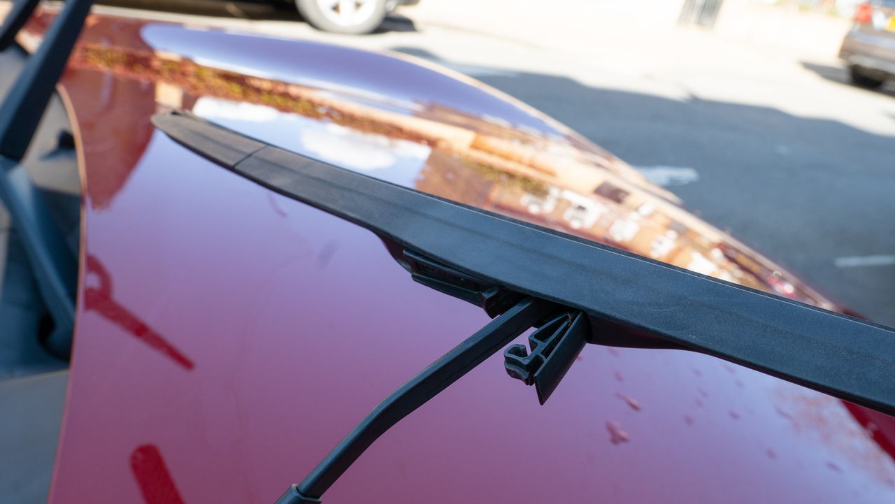 How to fit a new windscreen wiper