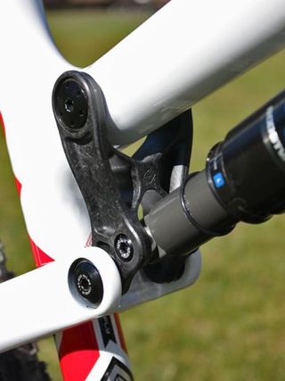 Gary Fisher claims the molded carbon fiber upper link weighs just 44g.