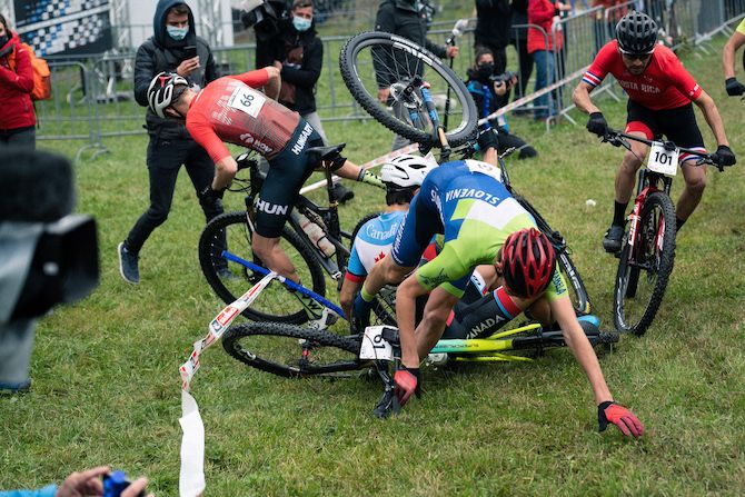 A pile-up at the start of the men&rsquo;s race