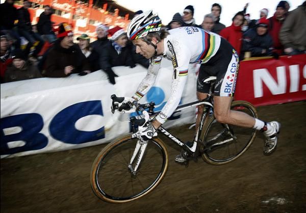 Niels Albert (BKCP - Powerplus) handles a trickly descent.