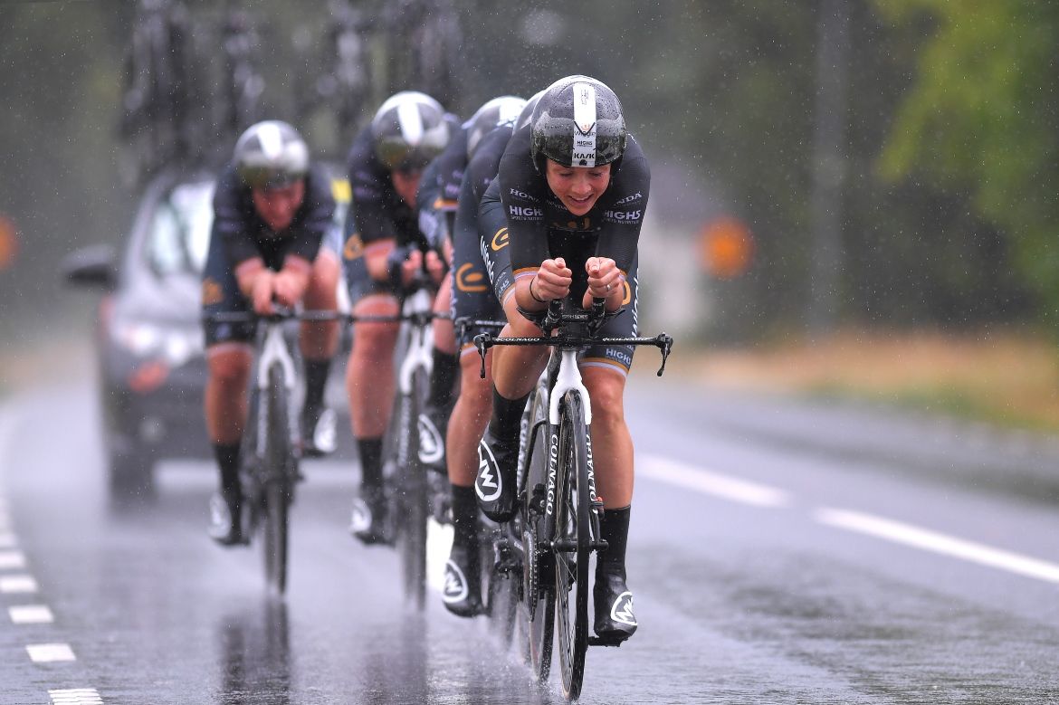 The Wiggle-High5 team try to drive on in the rain