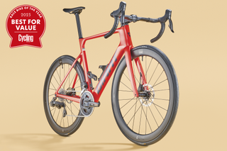 Giant Propel with the 2023 Race Bike of the Year 'Best for Value' award roundel