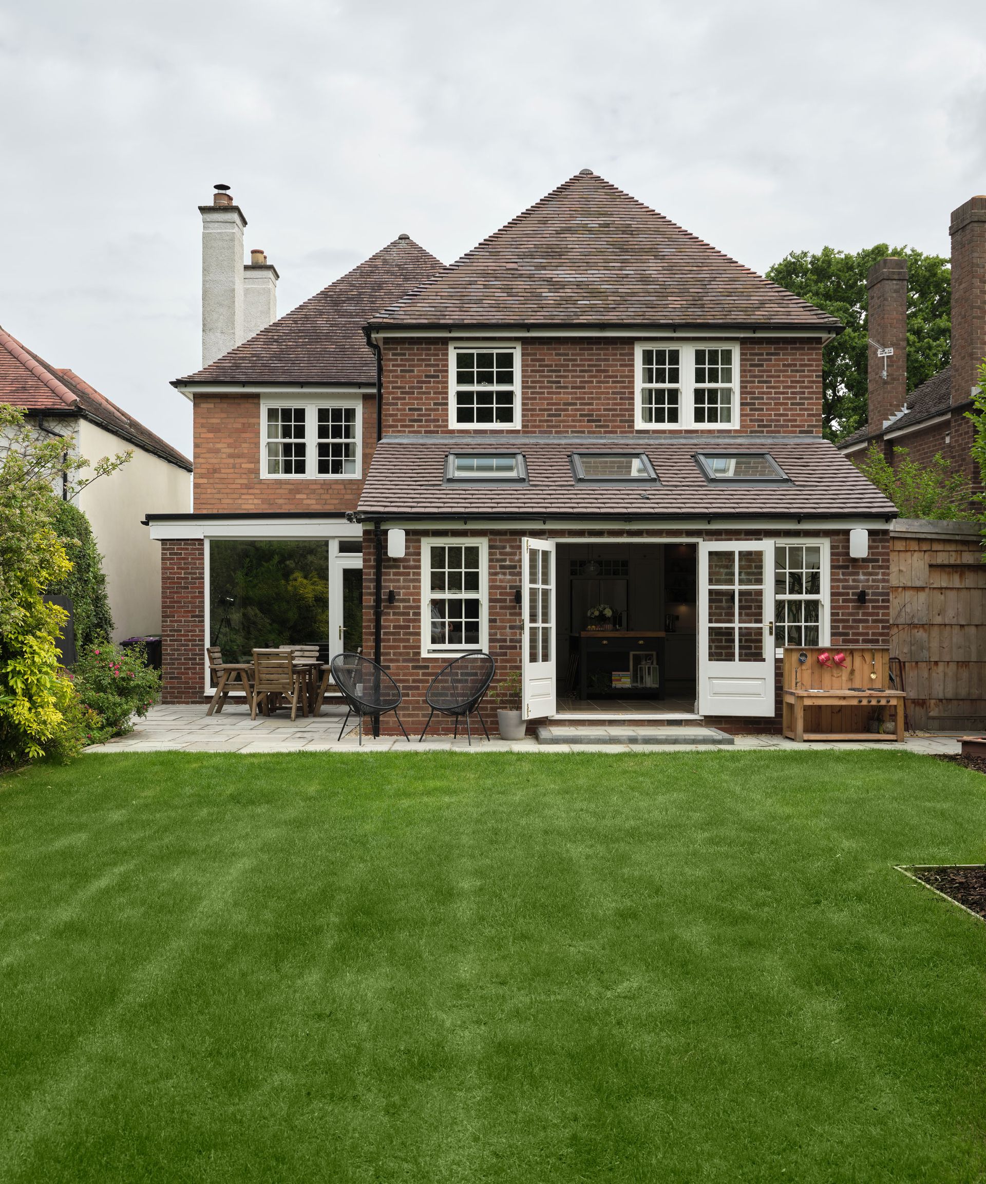 Rumah tahun 1930-an direnovasi dan diperluas untuk menciptakan rumah keluarga yang bergaya