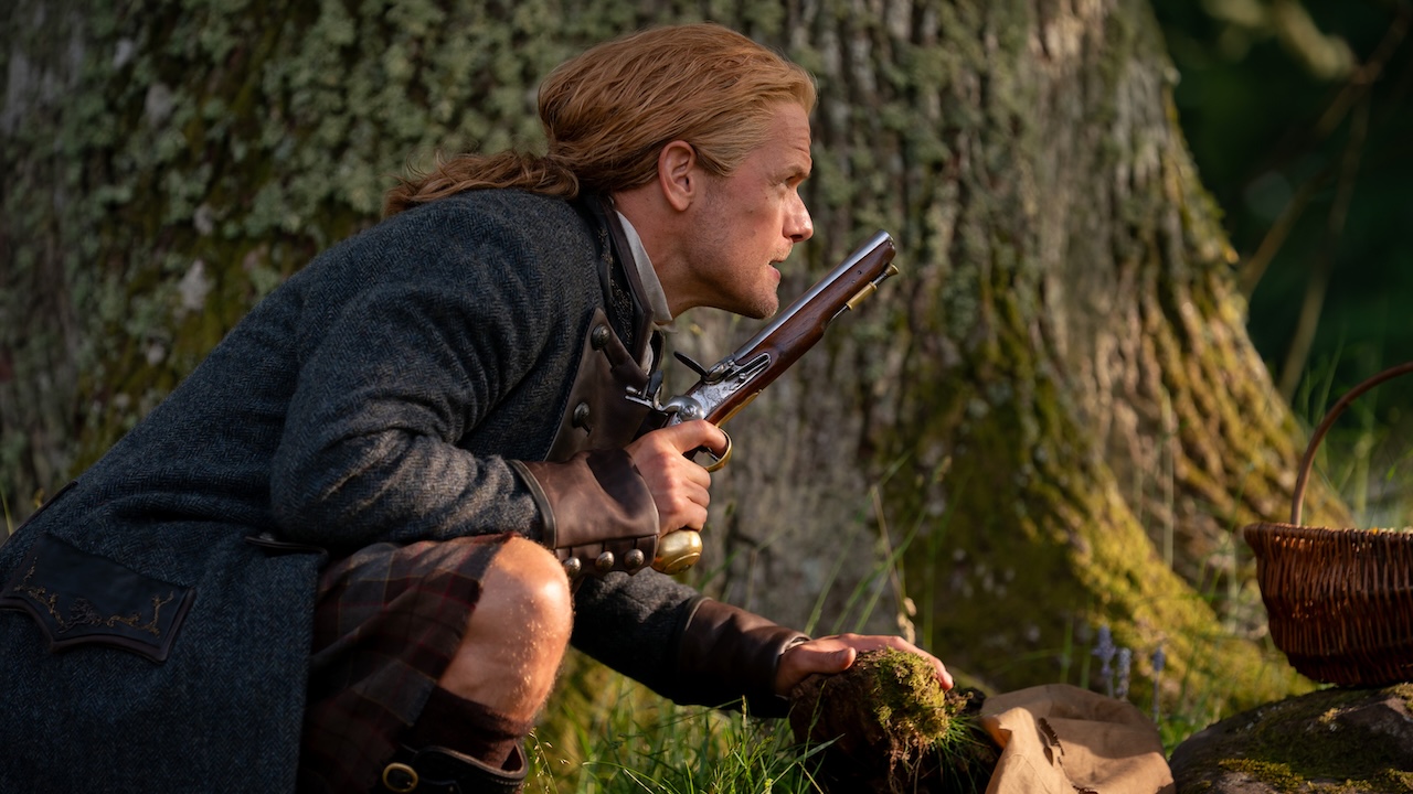 जेमी आउटलँडर सीझन 8x05 मध्ये कनिंगहॅमपासून लपण्यासाठी एका किल्ल्यामध्ये कुचलेला आहे