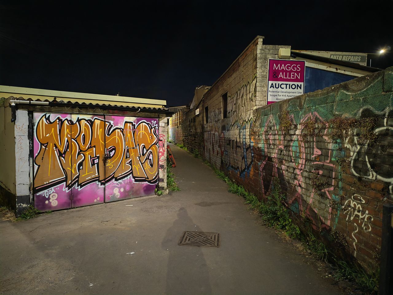 A shot taken on the Honor 400 Pro 50x showing alleyway with graffiti at night