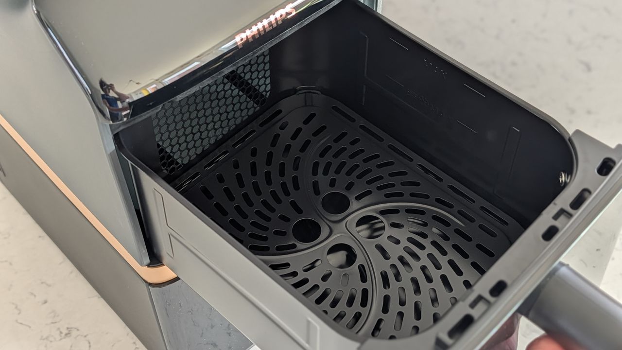 Philips 4000 Series Airfryer with top drawer open showing crisping rack