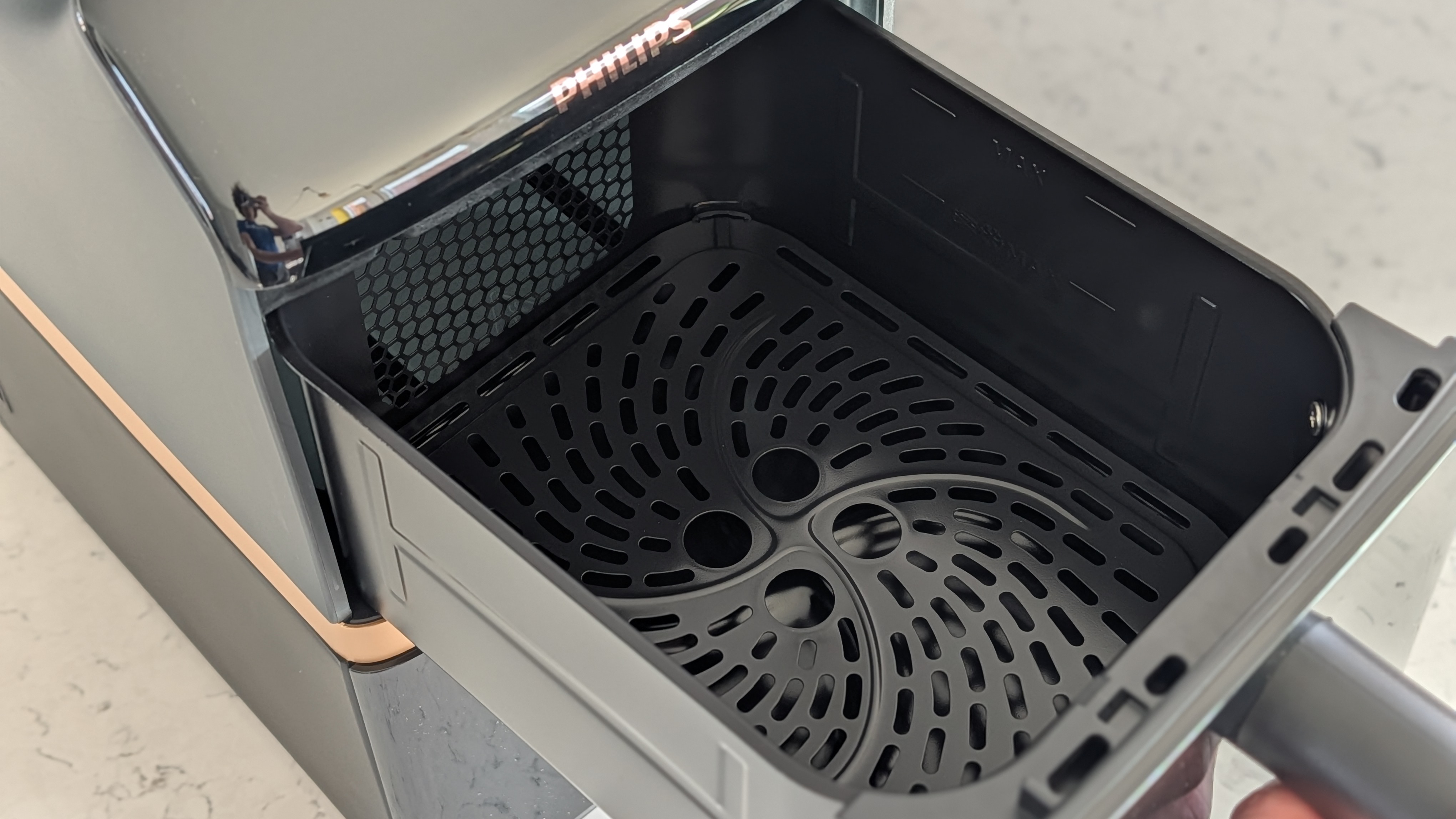 Philips 4000 Series Airfryer with top drawer open showing crisping rack