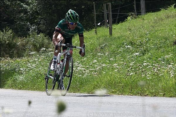 Arashiro riding on stage one of the Tour du Limousin.