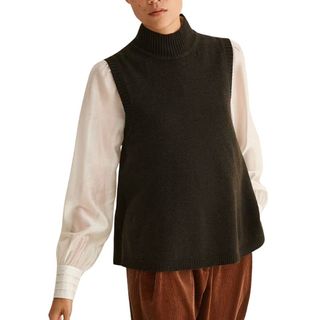 Merino Cashmere High Neck Swing Vest on model 