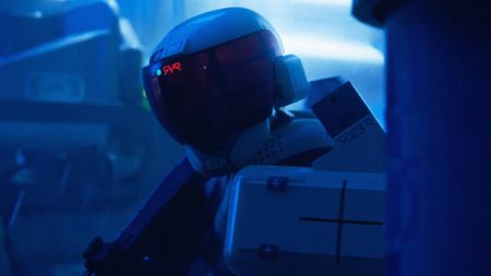 Marathon destroyer runner shell peaking around corner