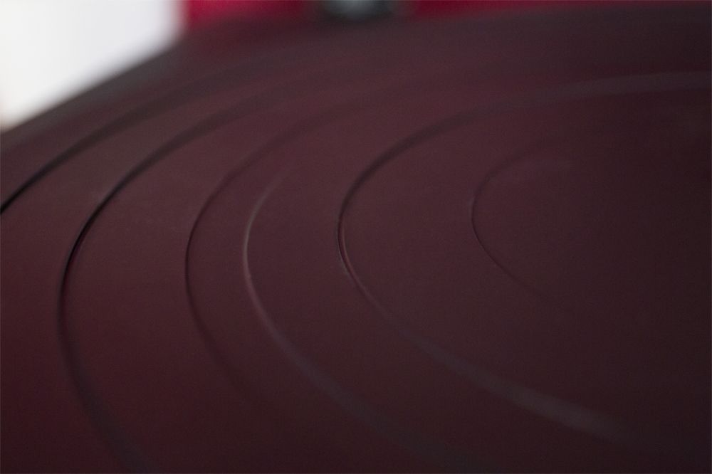 A rubber slipmat is included with the TN100.
